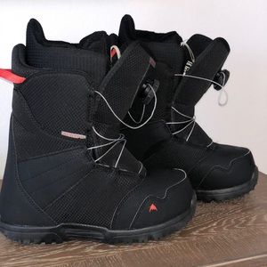 Youth snowboard boots